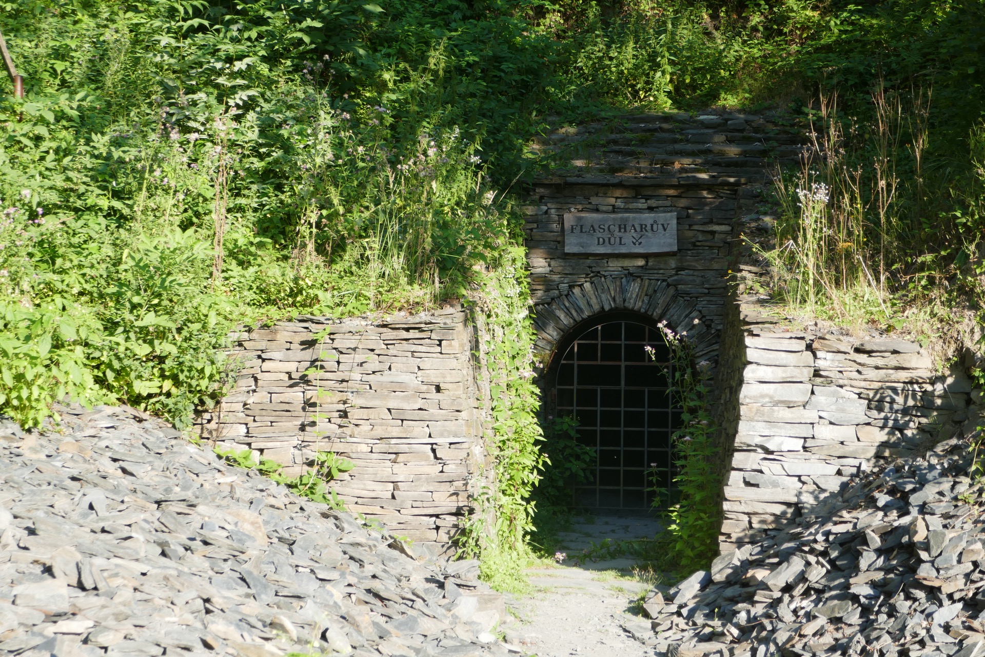 Flascharův důl zvenčí ...