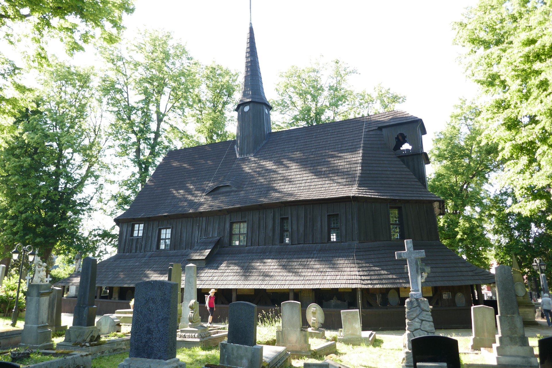 hřbitovní kostel z exteriéru ...