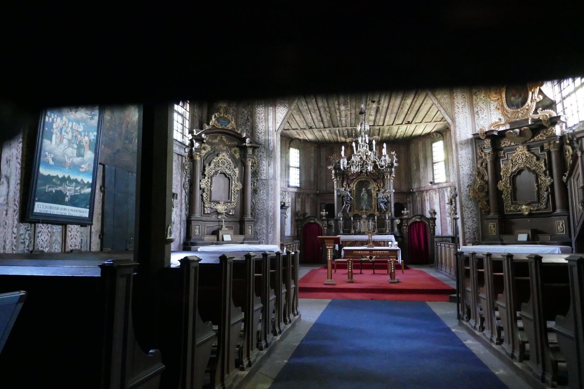 ... a interiér skrz špehýrku