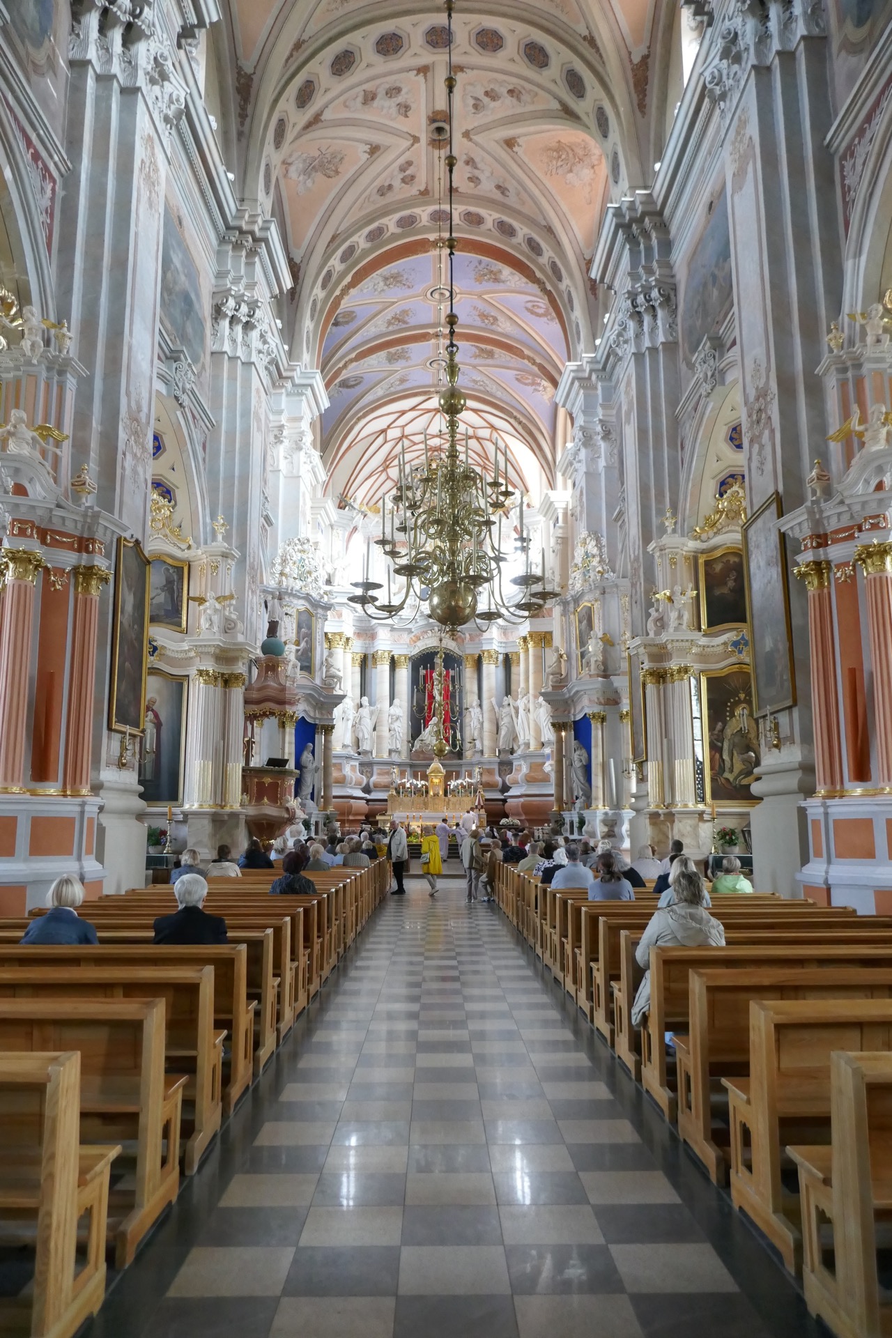 vyčnívají jen kostely