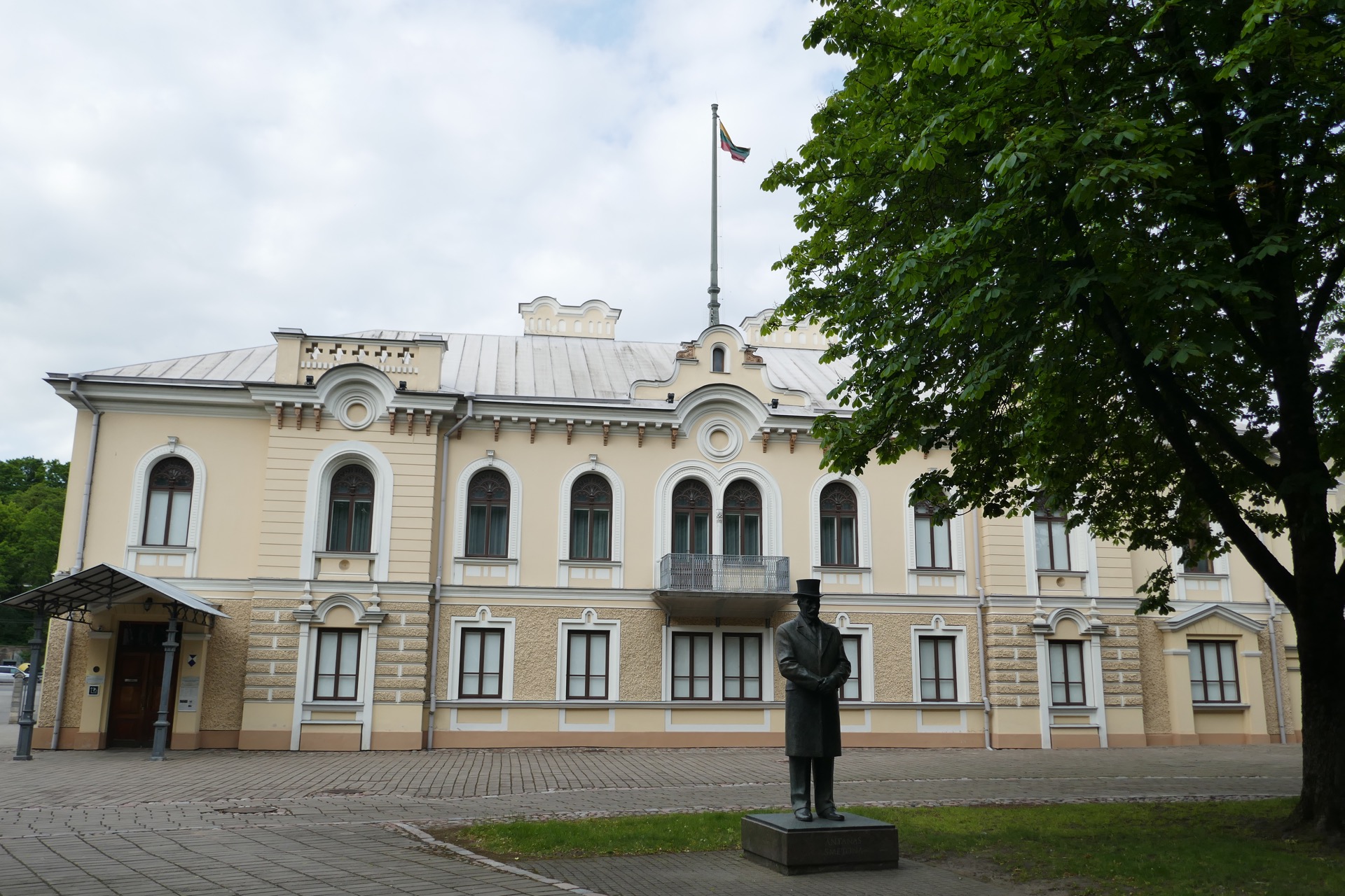 nízký je i prezidentský palác