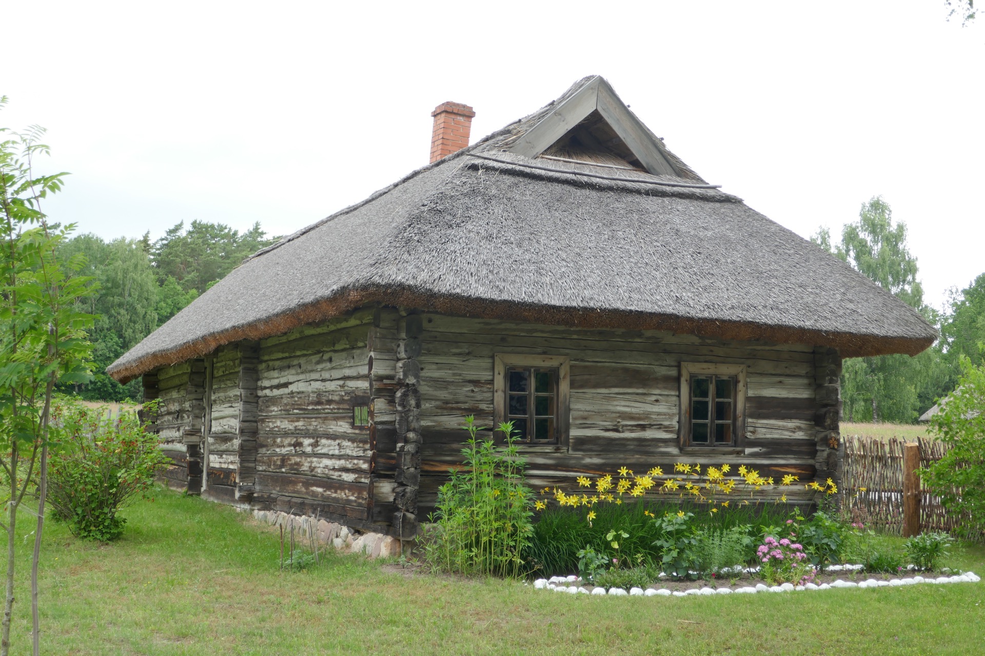 můžete tu vidět staré chalupy zvenčí ...