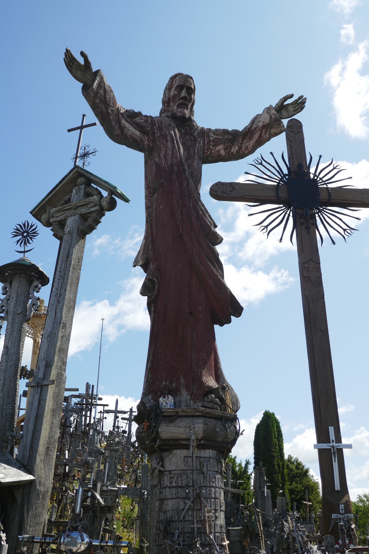 a Bůh všem žehná