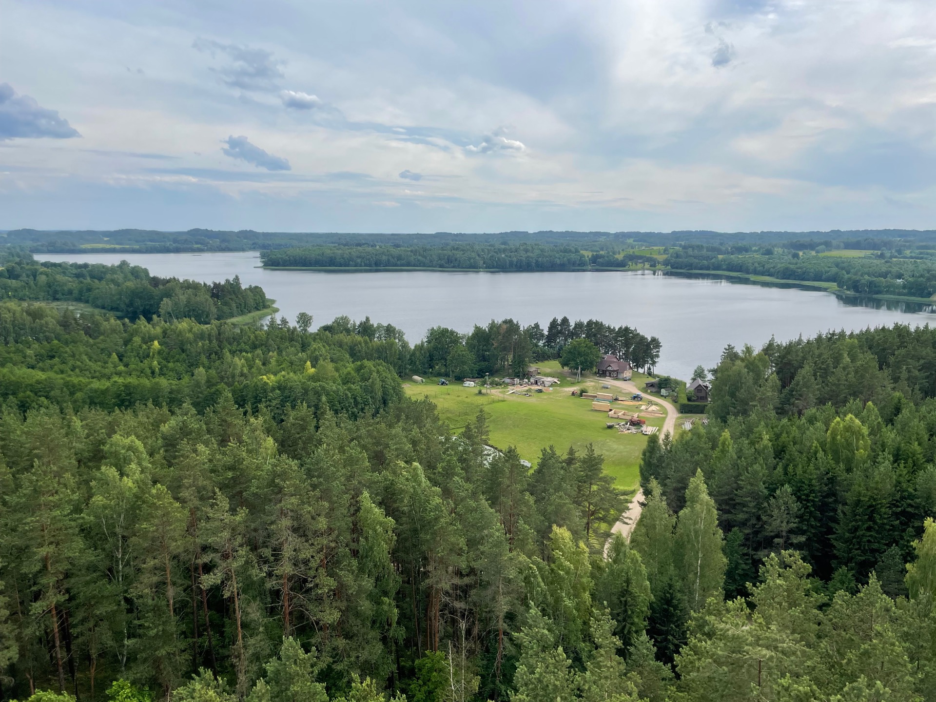 voda a lesy z dálky