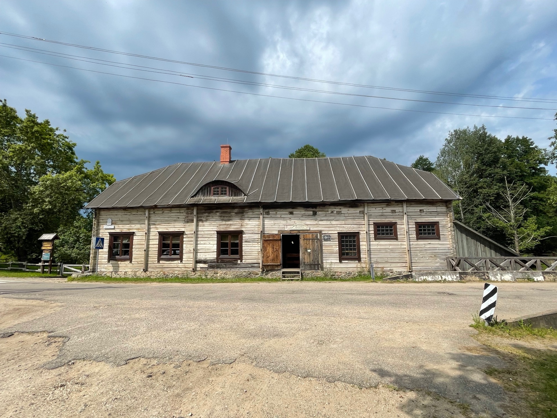 vodní mlýn v Ganučiai z jedné strany