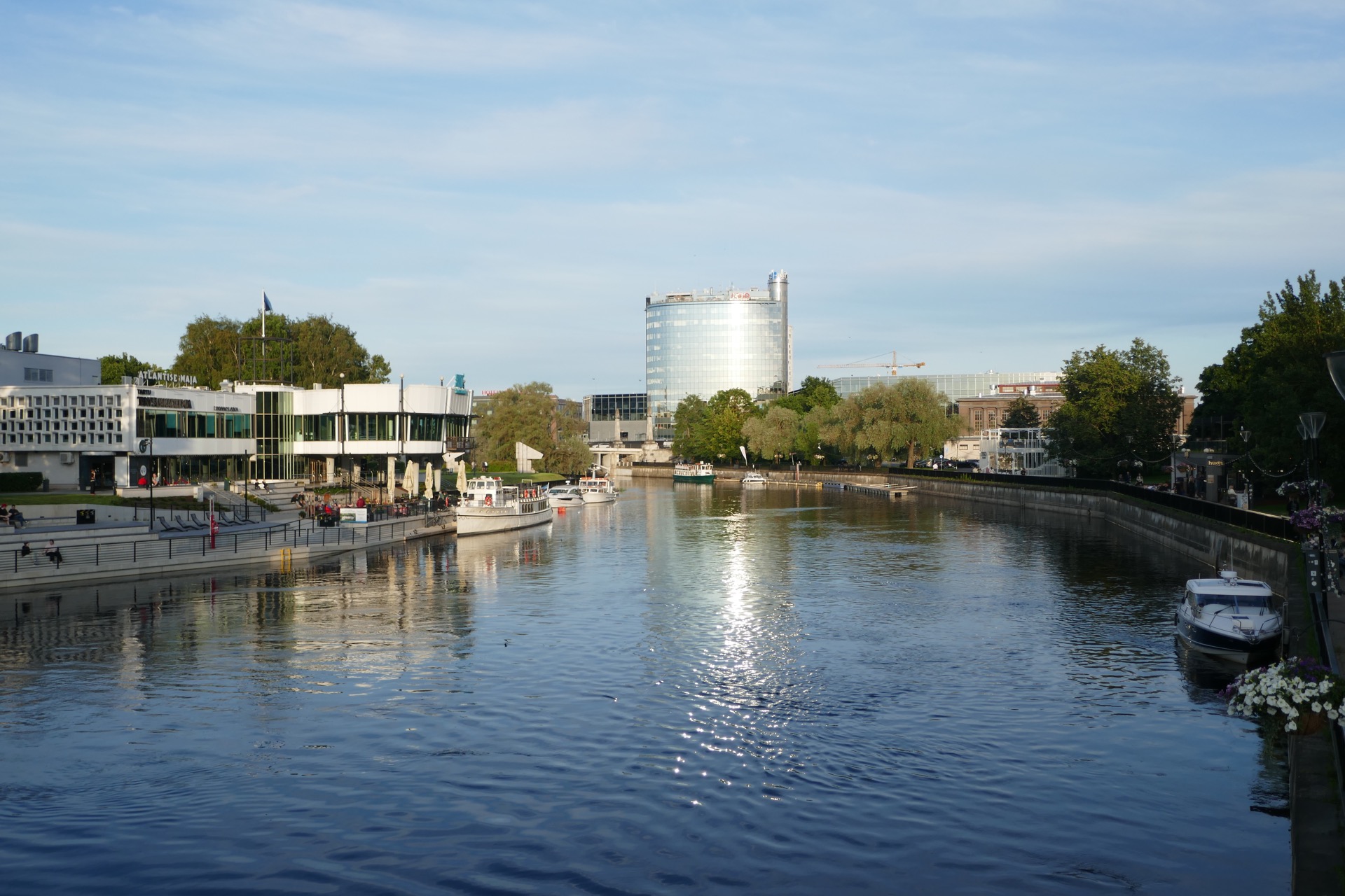 nová část města u řeky