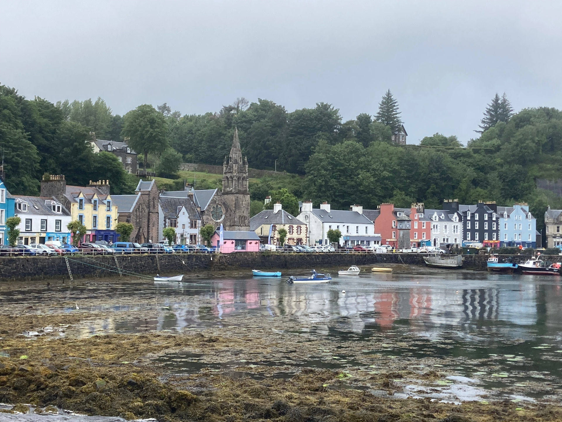 Waterfront v Tobermory je fotogenická z jedné strany