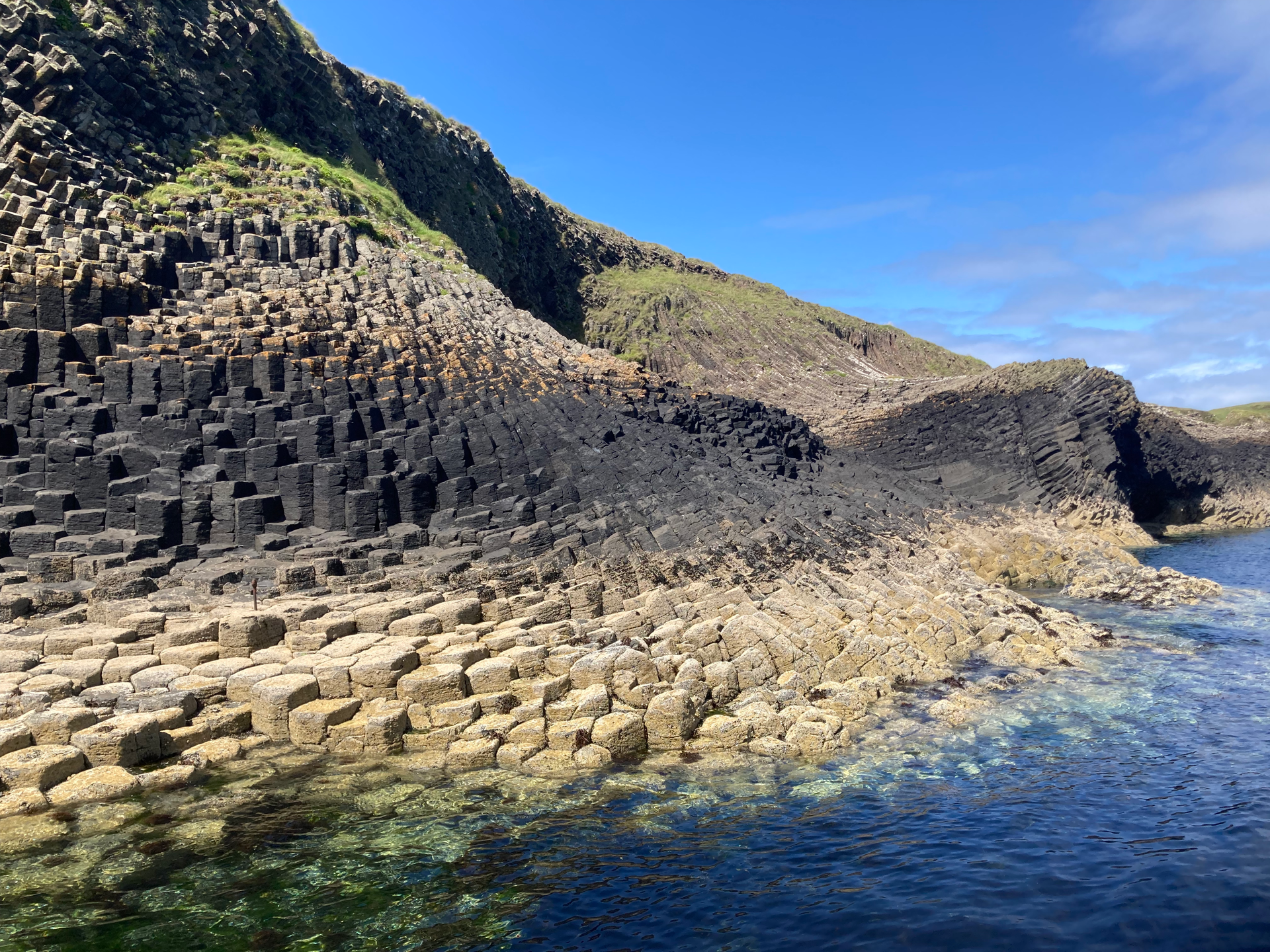 s čedičovými sloupci