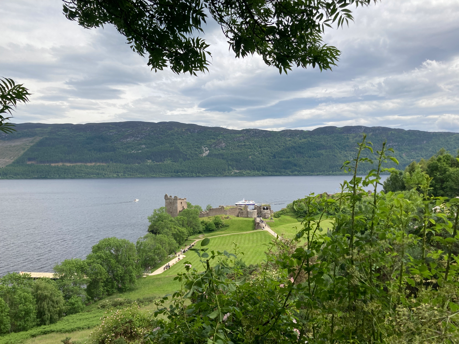 podél Loch nessu a Urquhart Castle
