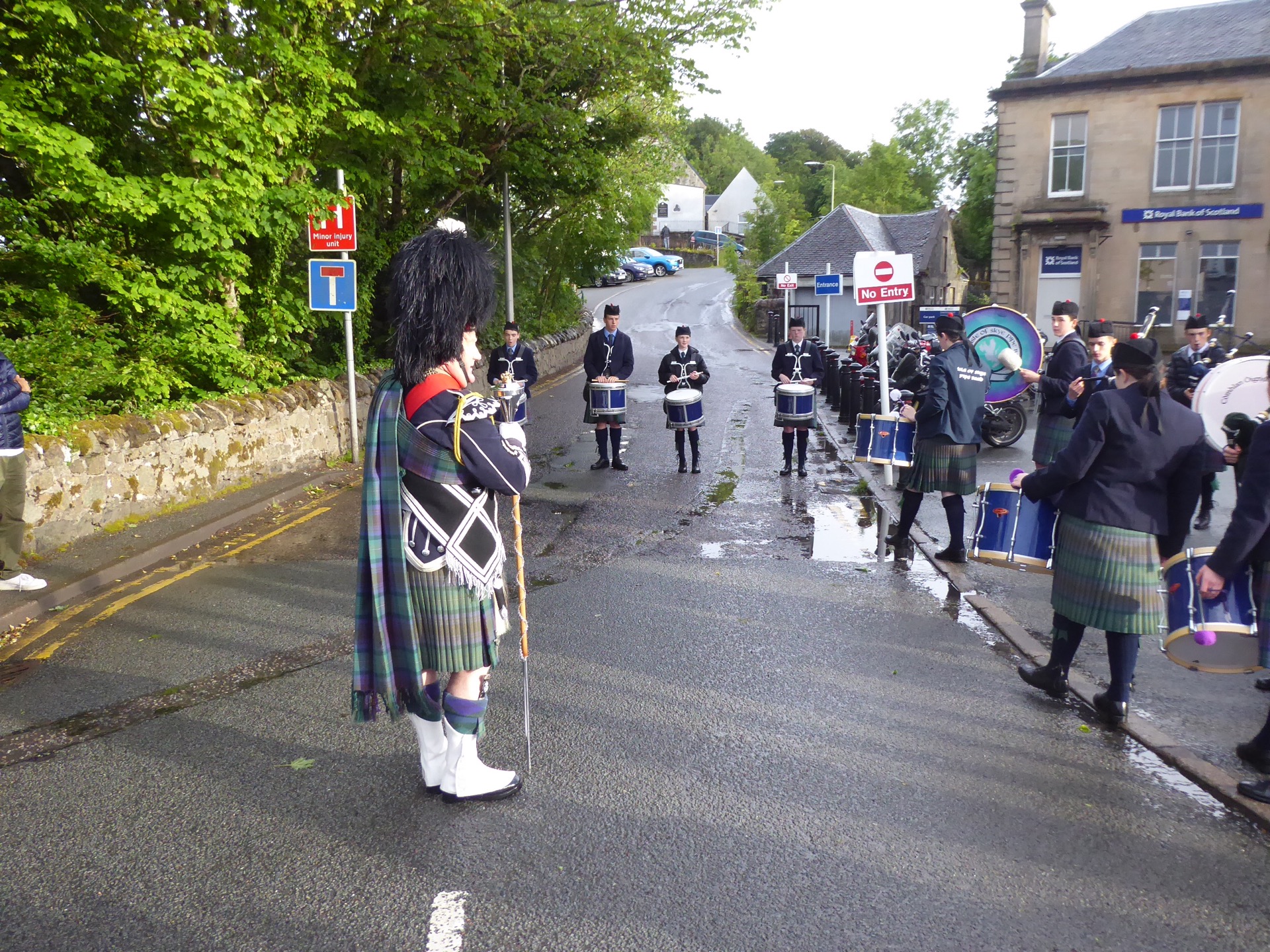 nebo se podívat na parádu v Portree