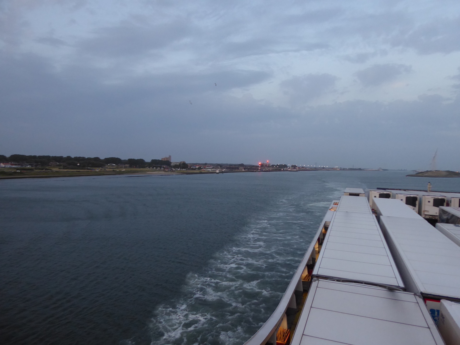 a ráno přistáli v Harwichi