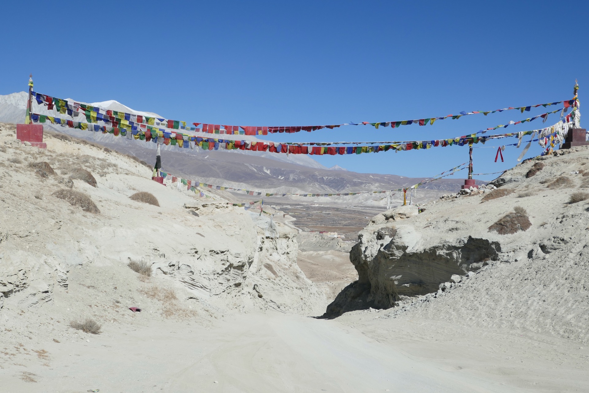 sedlo Lo nad městem