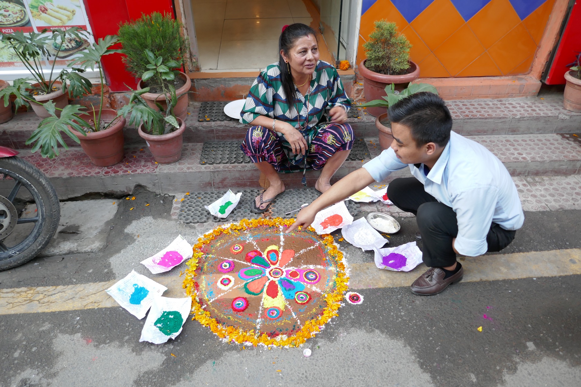 mandaly na chodnících