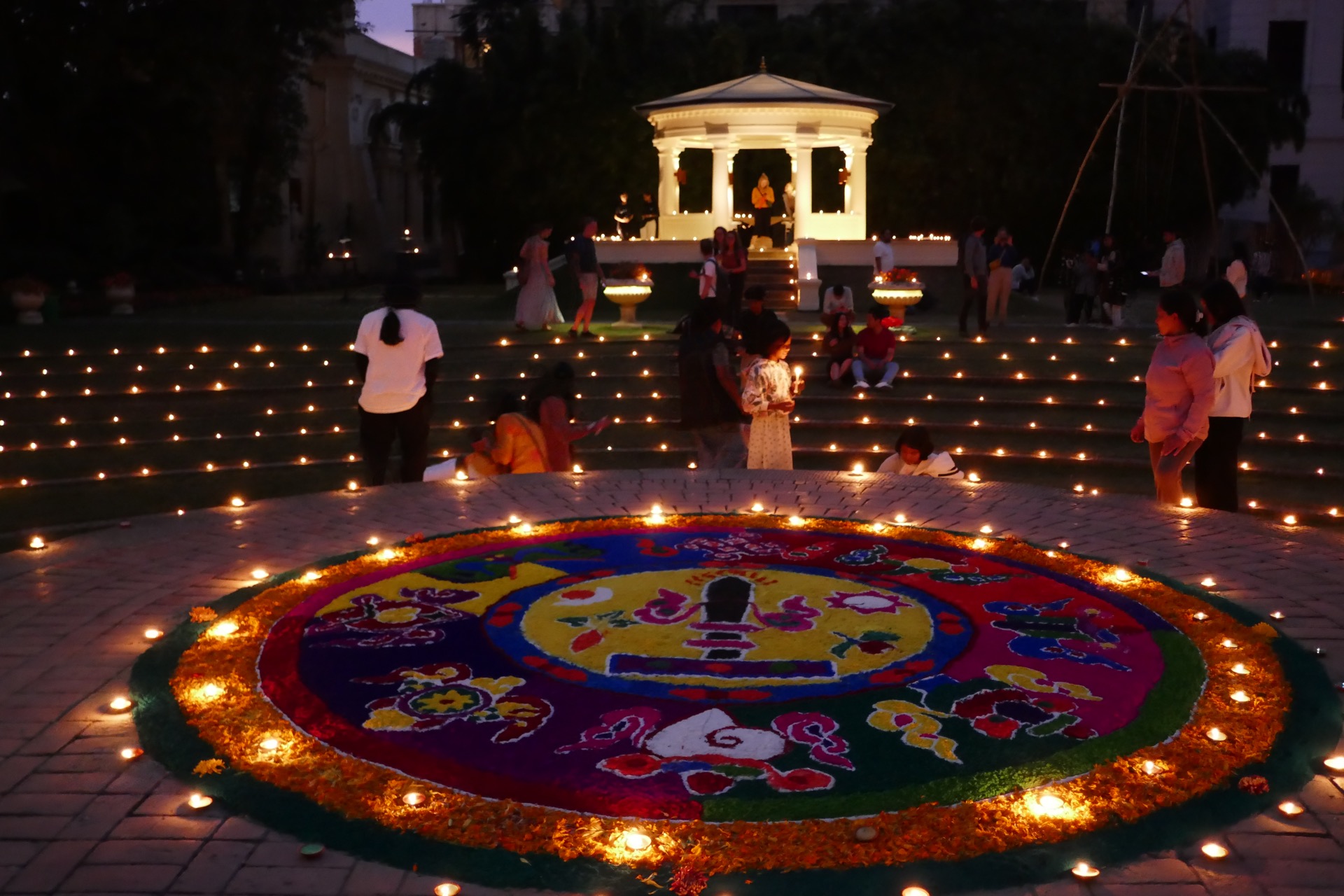 a večer se zapalují svíčky