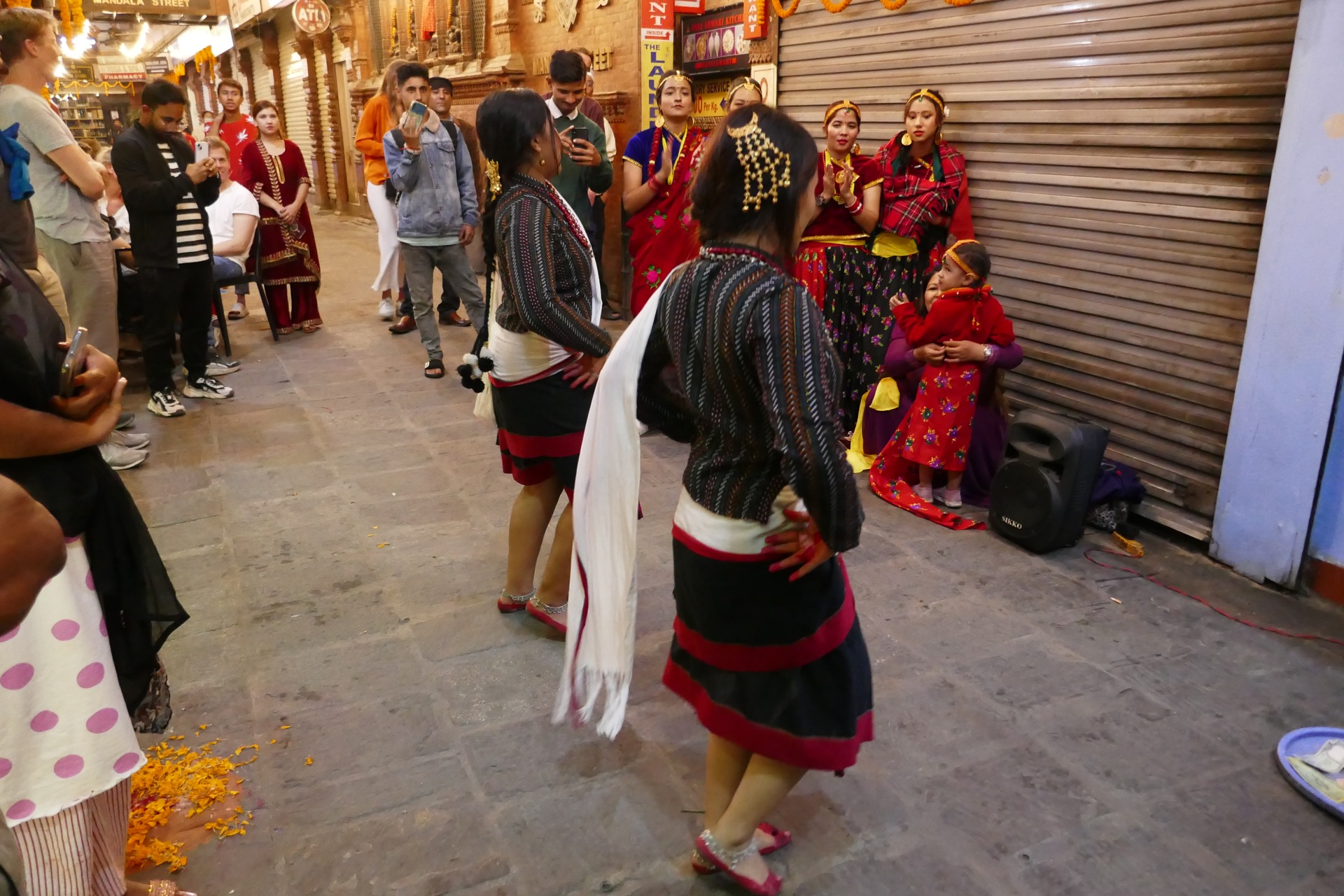 v ulicích se tančí