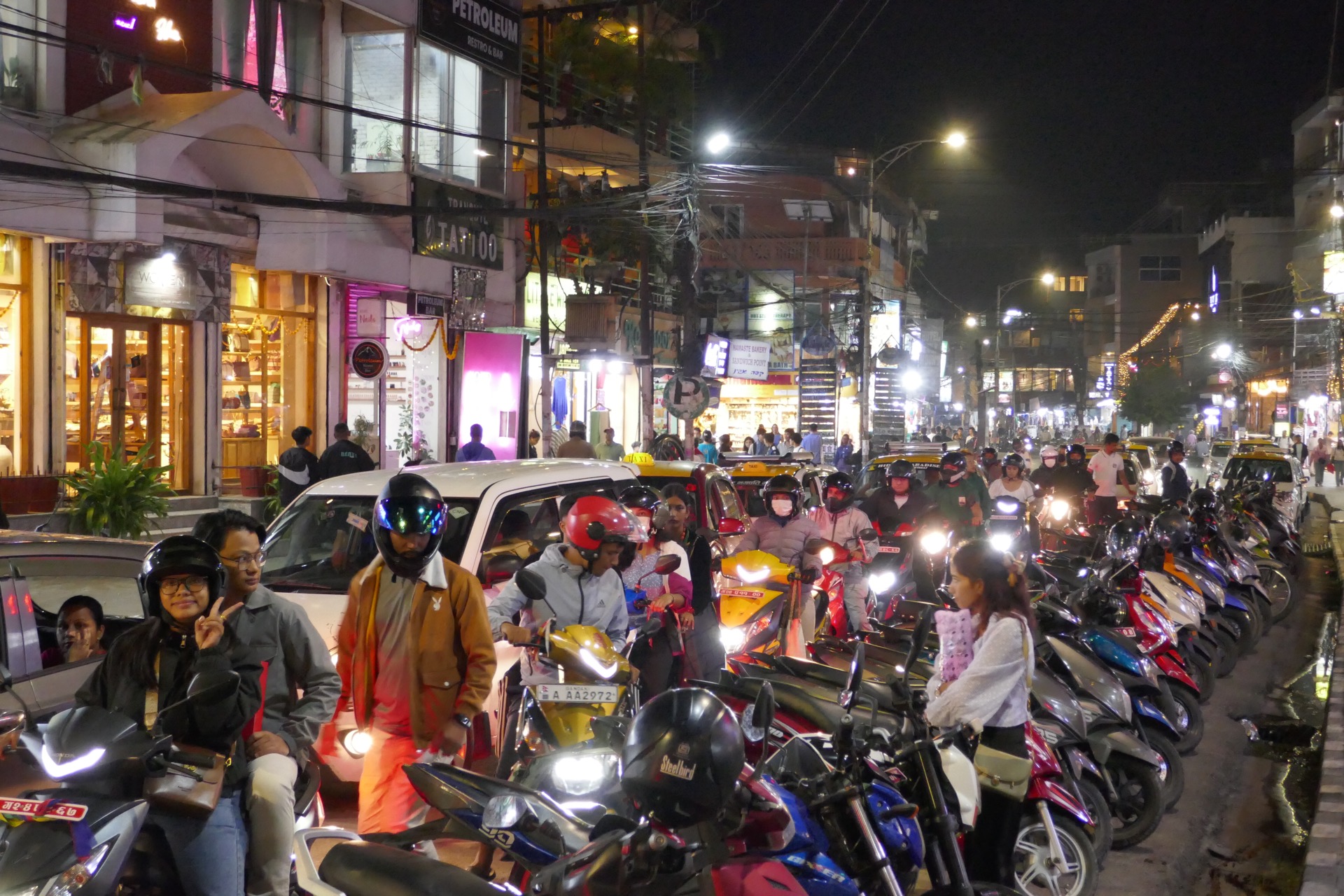 hlavní ulice kypí životem