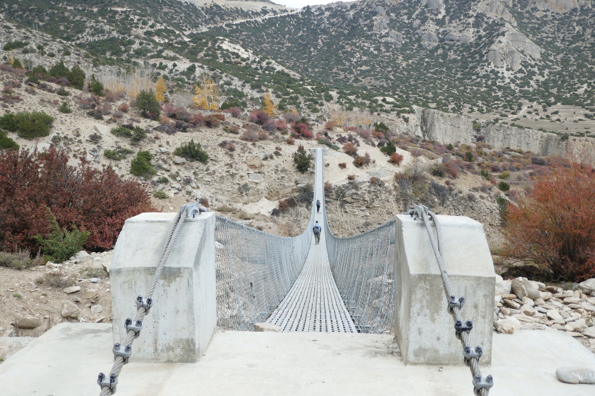 a dále prázdnou krajinou