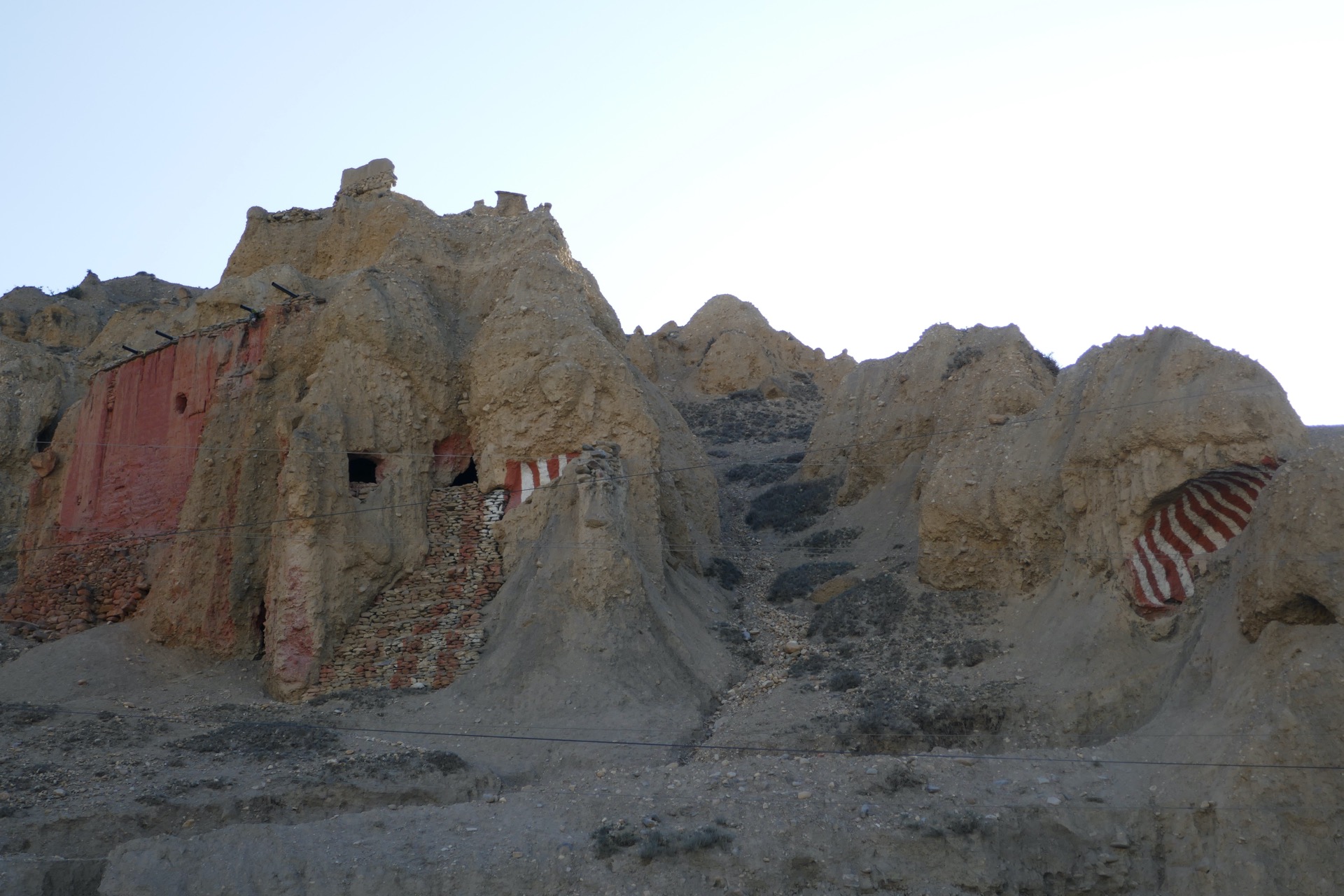 skalní gompa v Chhusangu