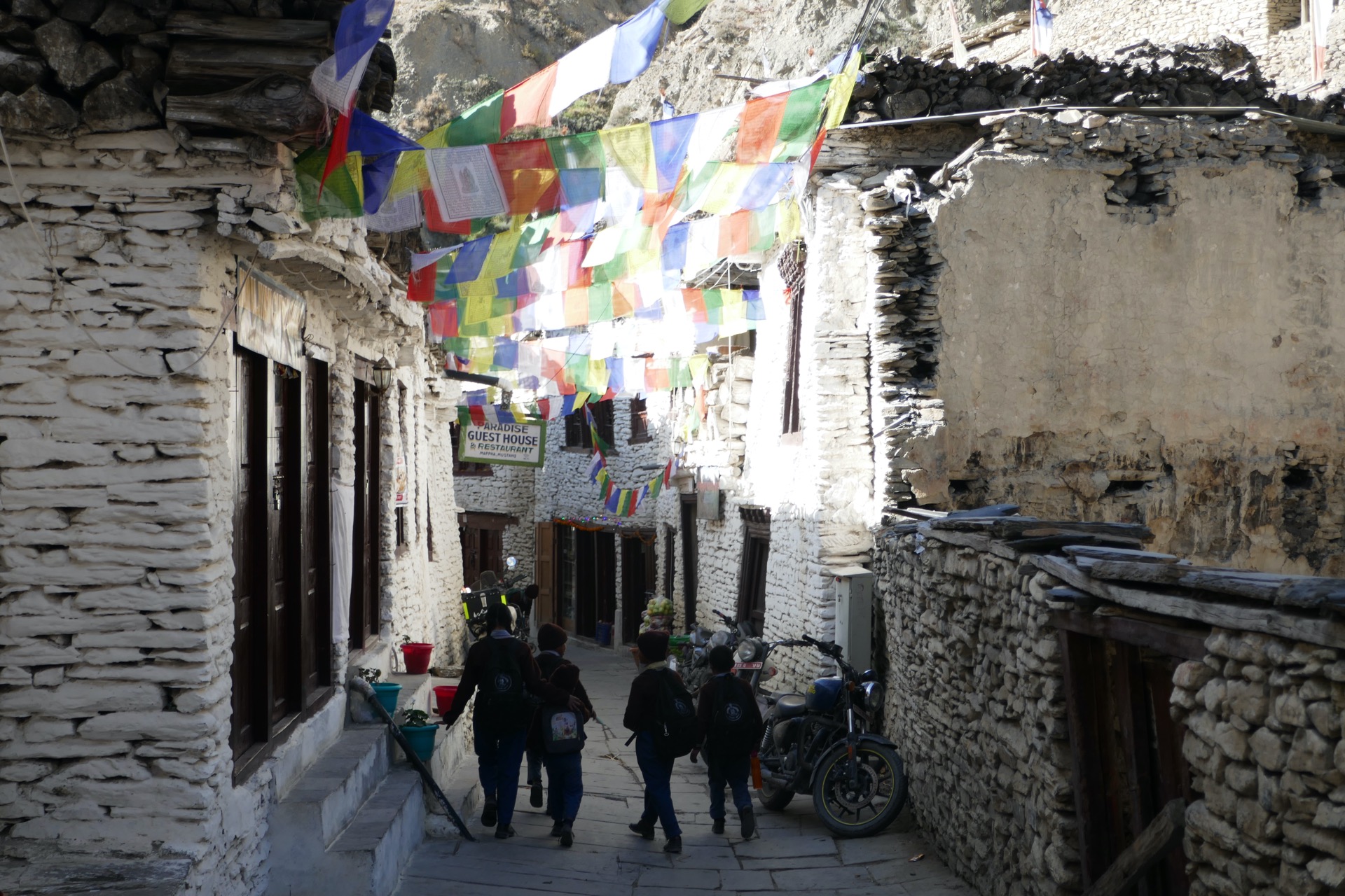 děcka jdou do školy