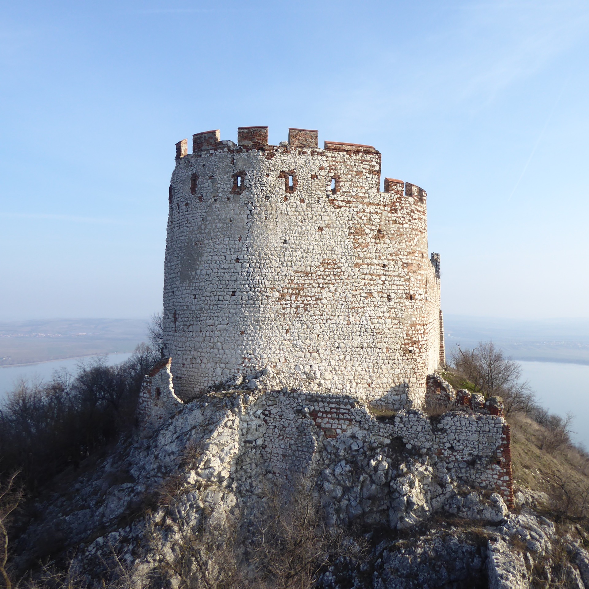 na hradě přibylo cimbuří 