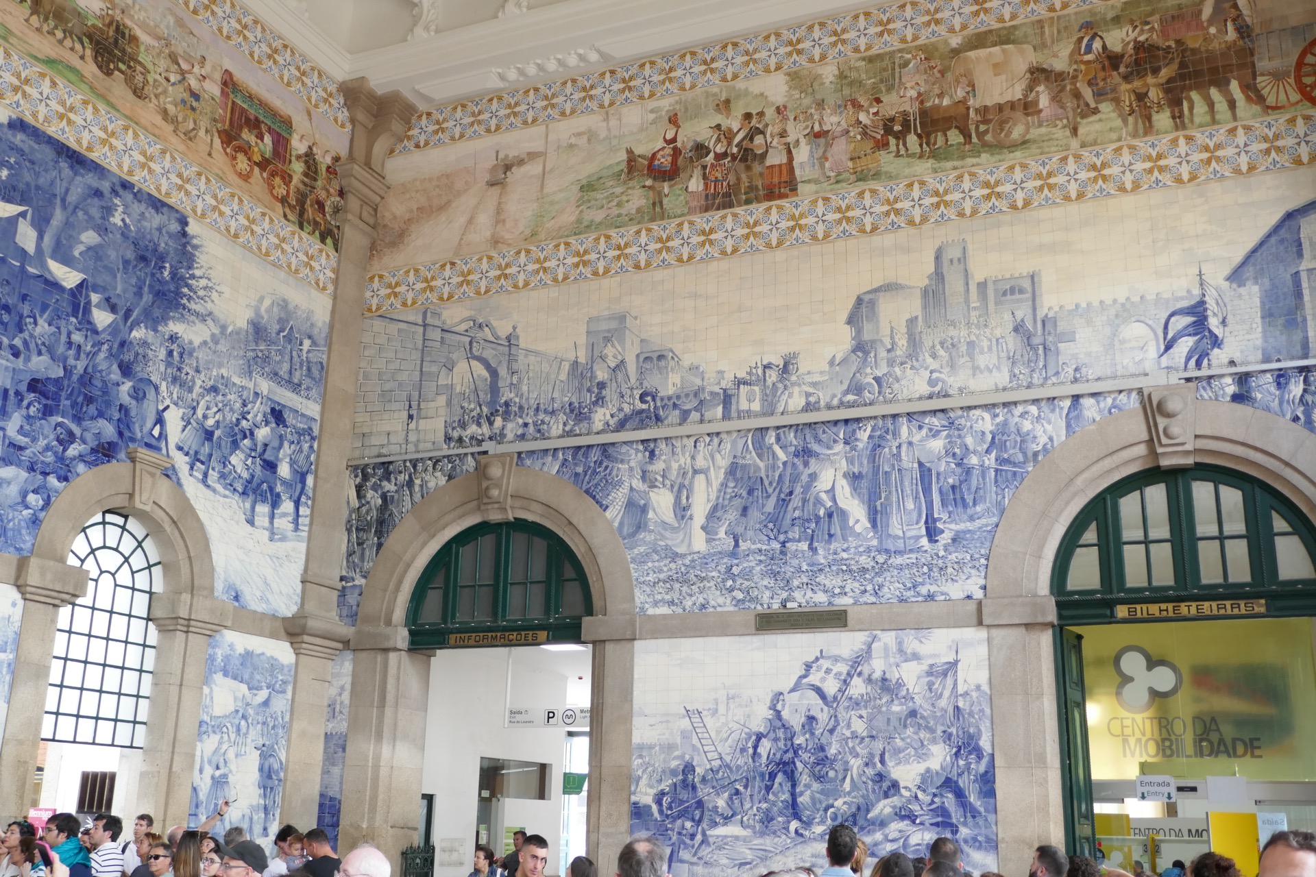 nebo nádražní haly