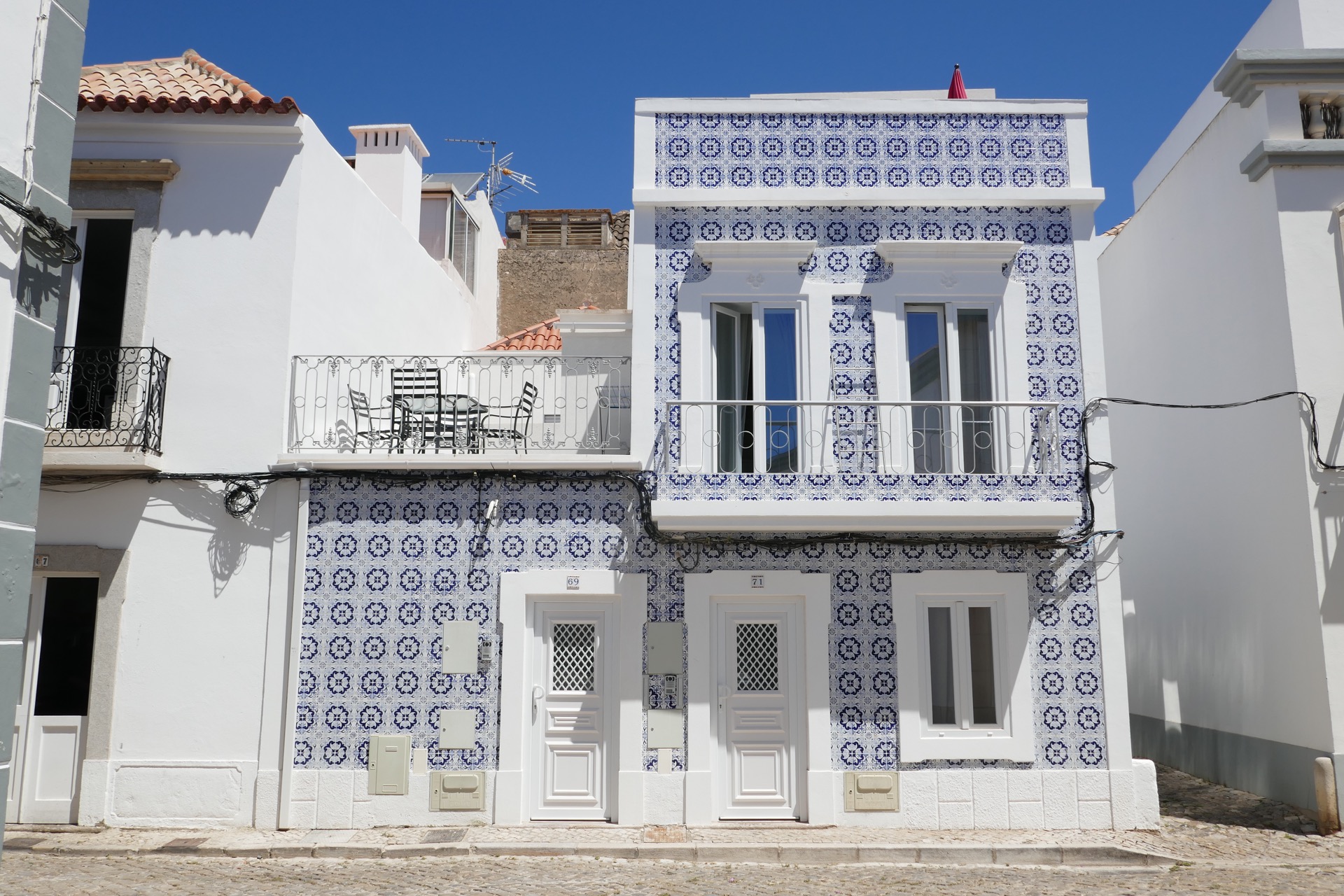 jsou jimi obložené obytné domy malé