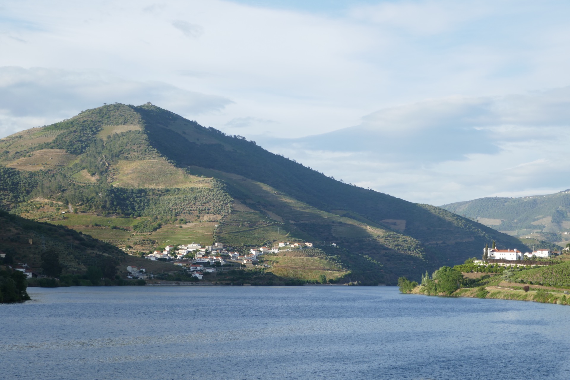 řeka je vzdutá přehradou po proudu