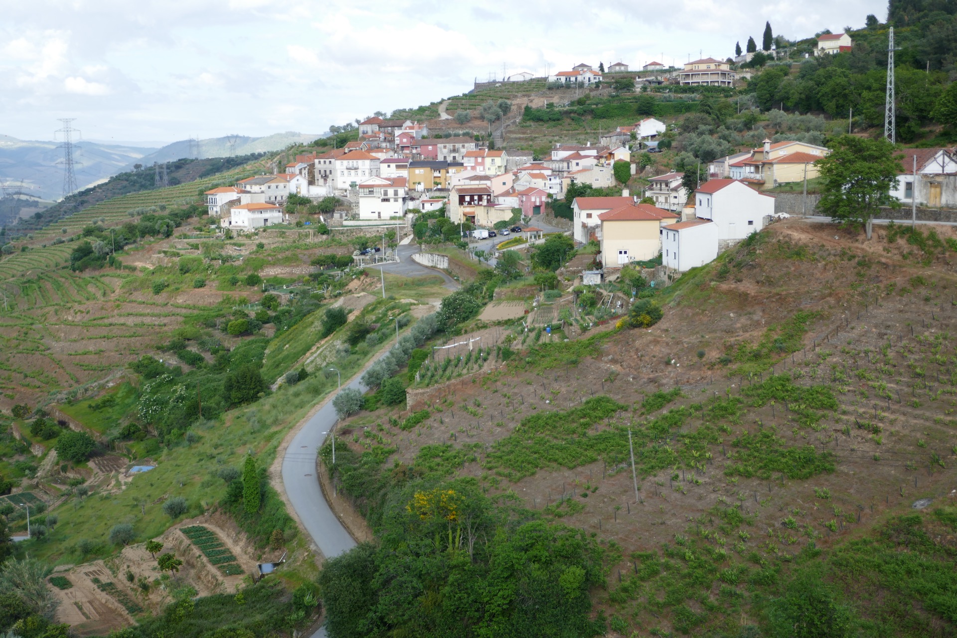 a mezi nimi visí na stráních vesničky