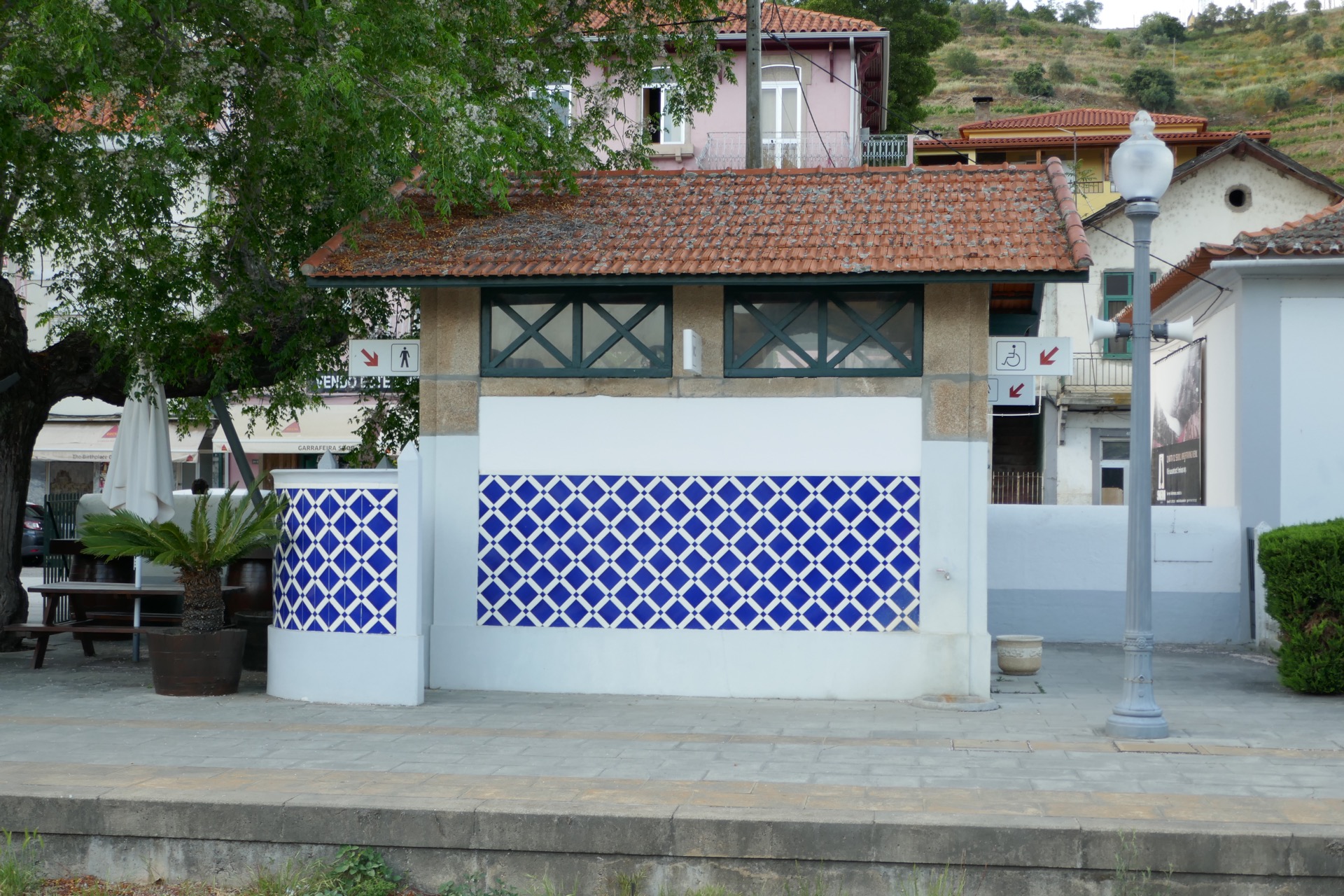 obložené azulejos jsou i záchody