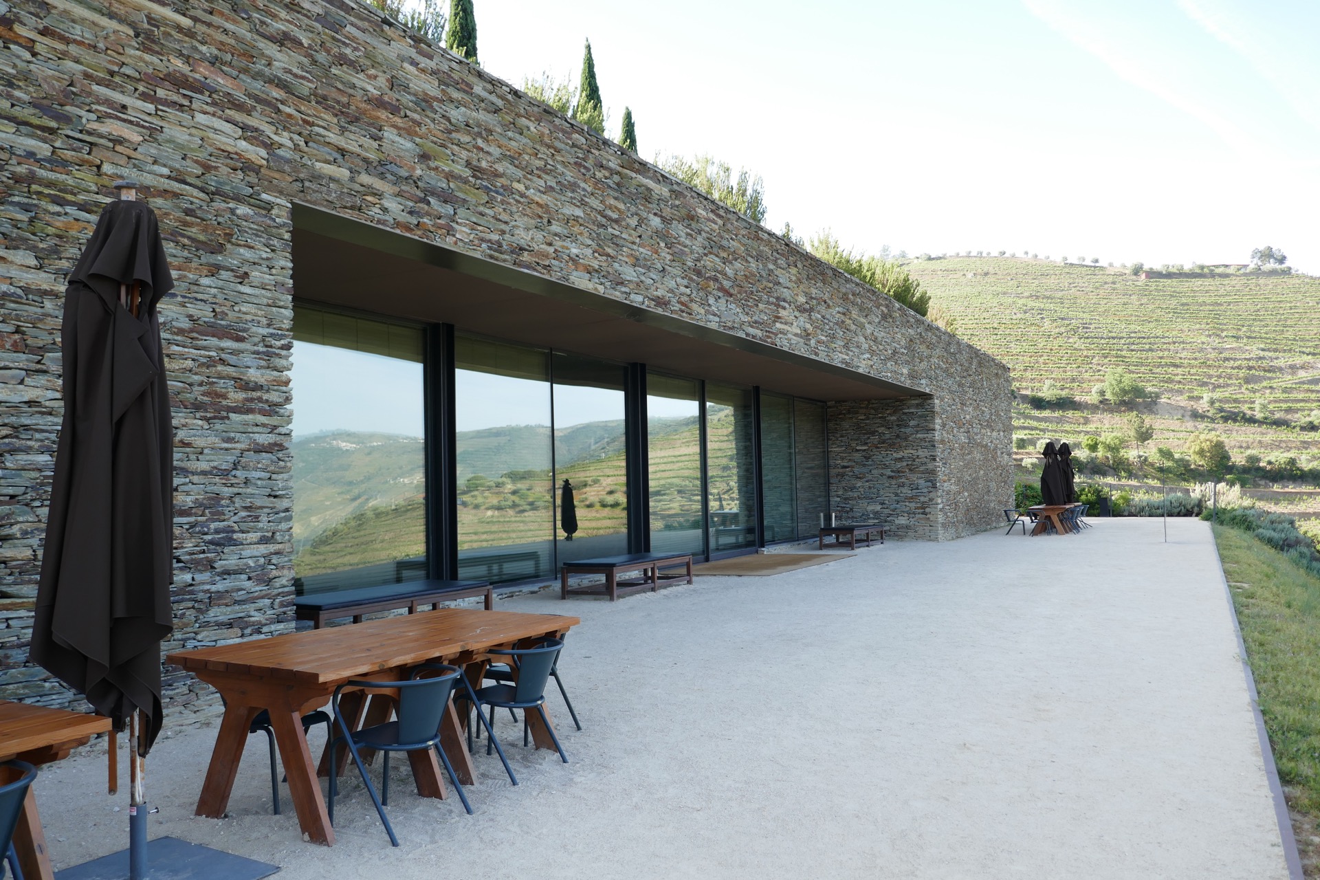 vinerka s pláštěm na věšáku