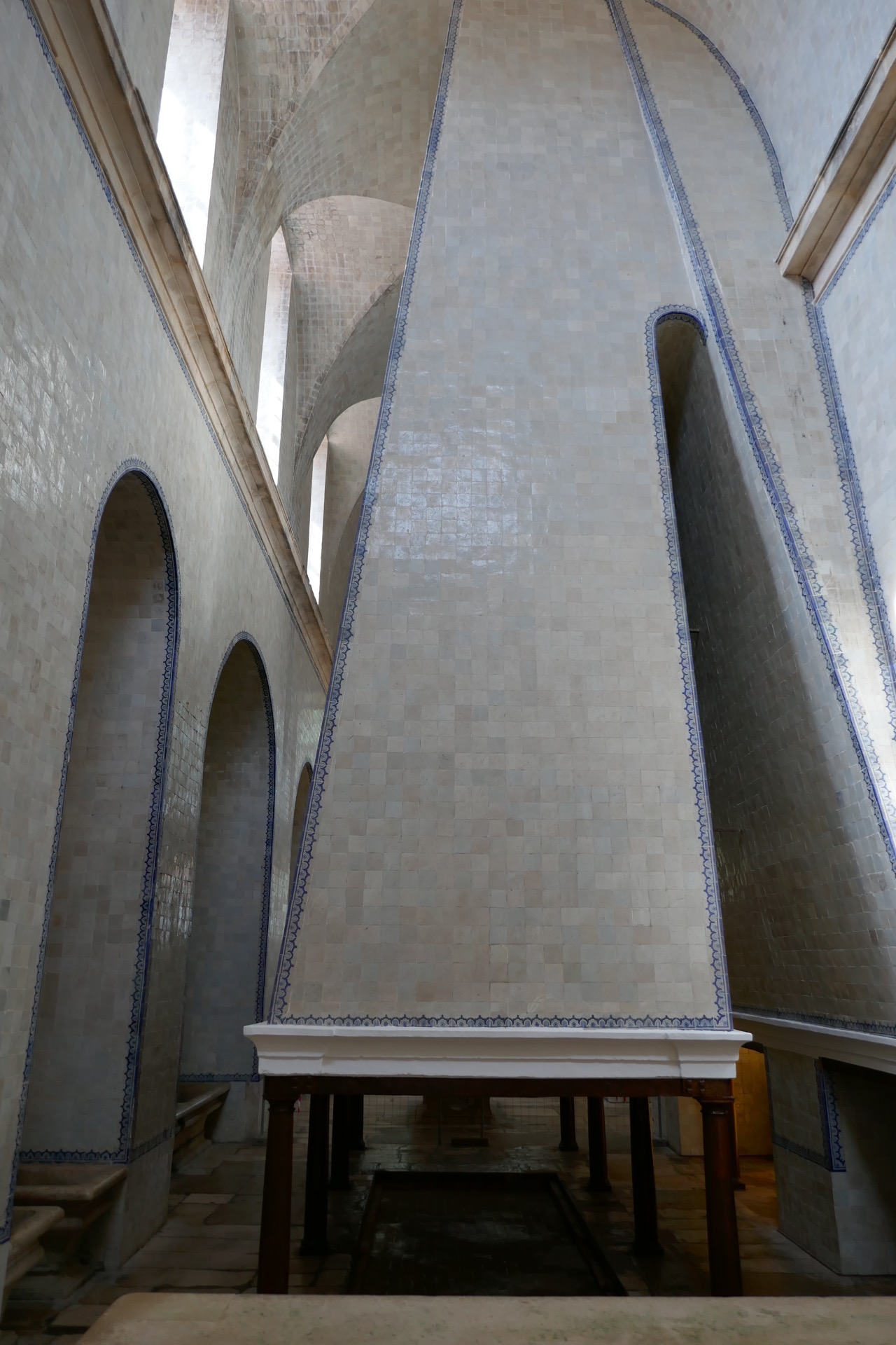 i komín nad ohništěm v kuchyni