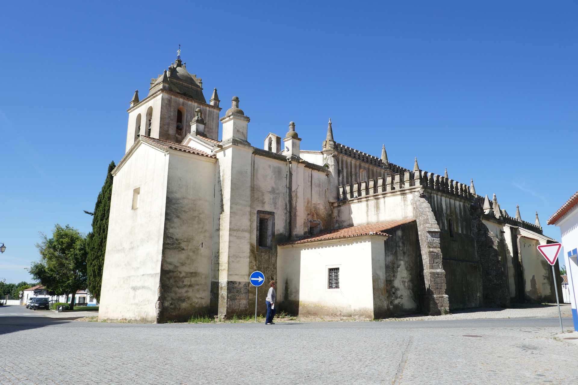 zvenčí kostel neohromí