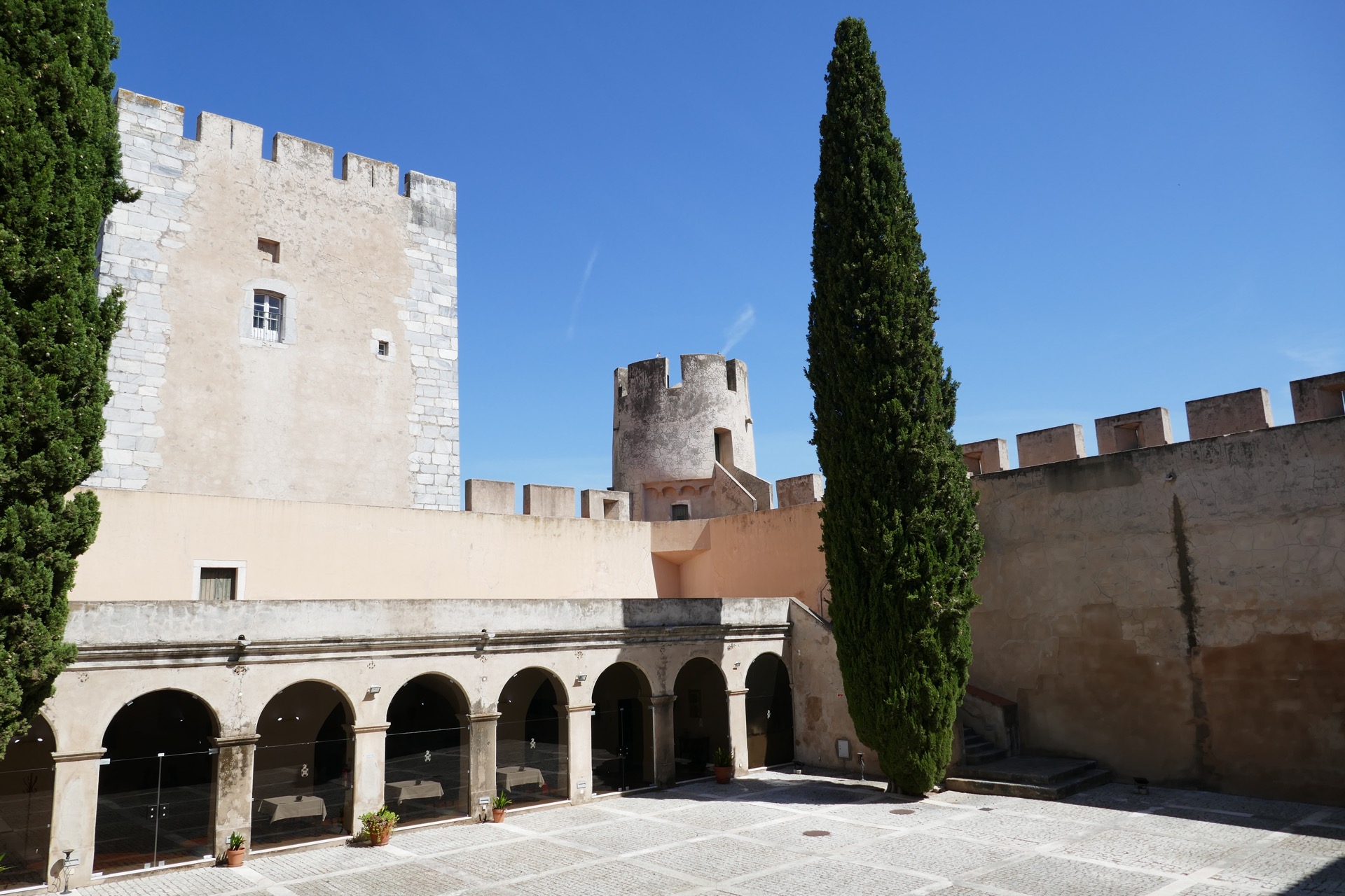 se zámkem upraveným na hotel