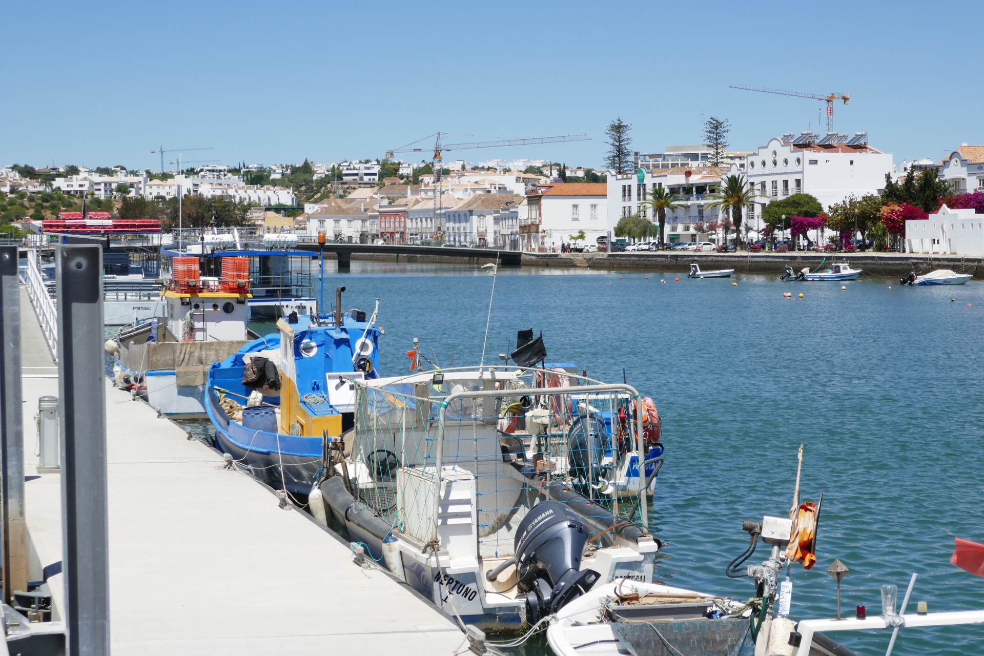 městem protéká řeka