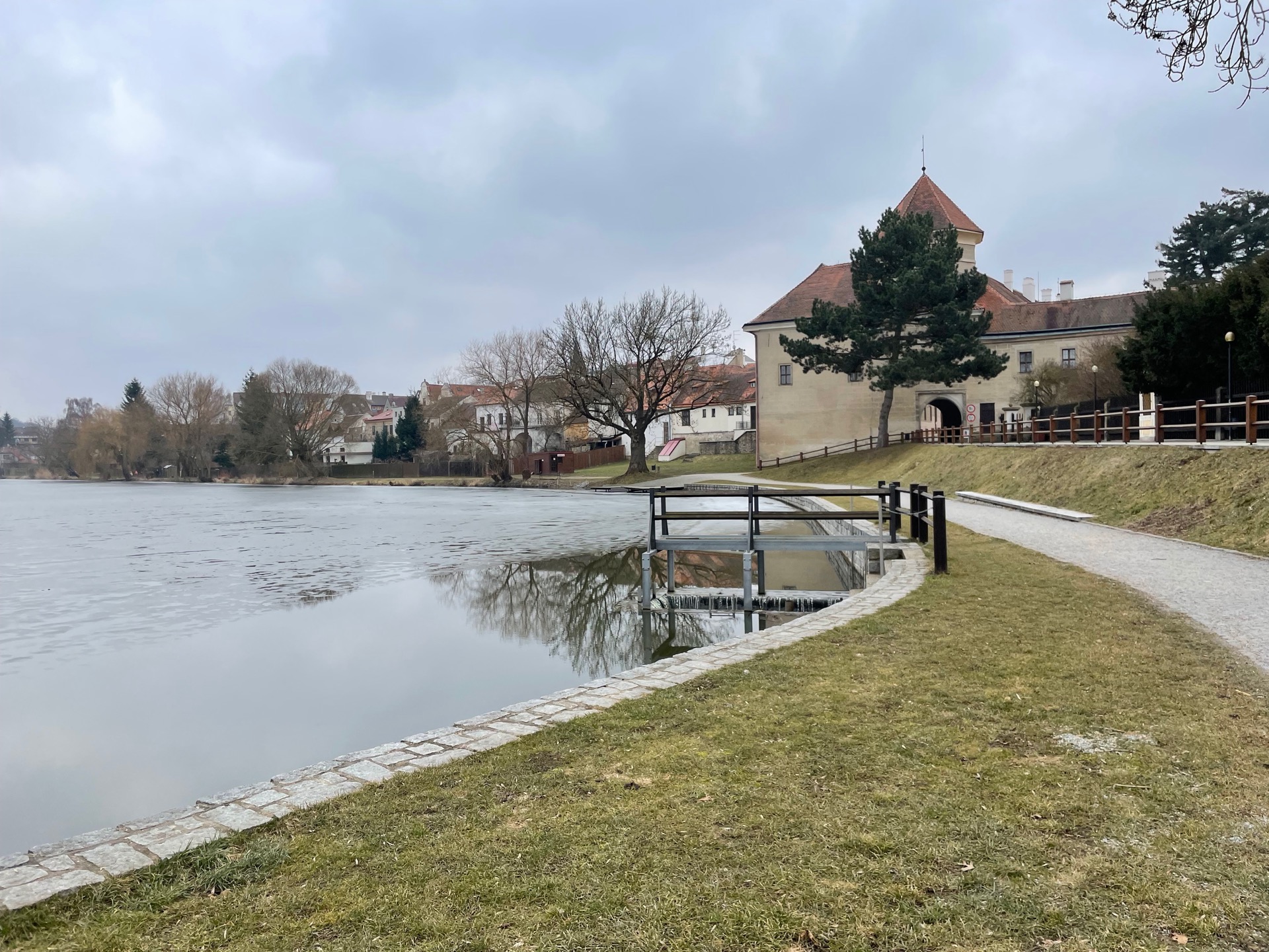 ještě úplně neroztál led