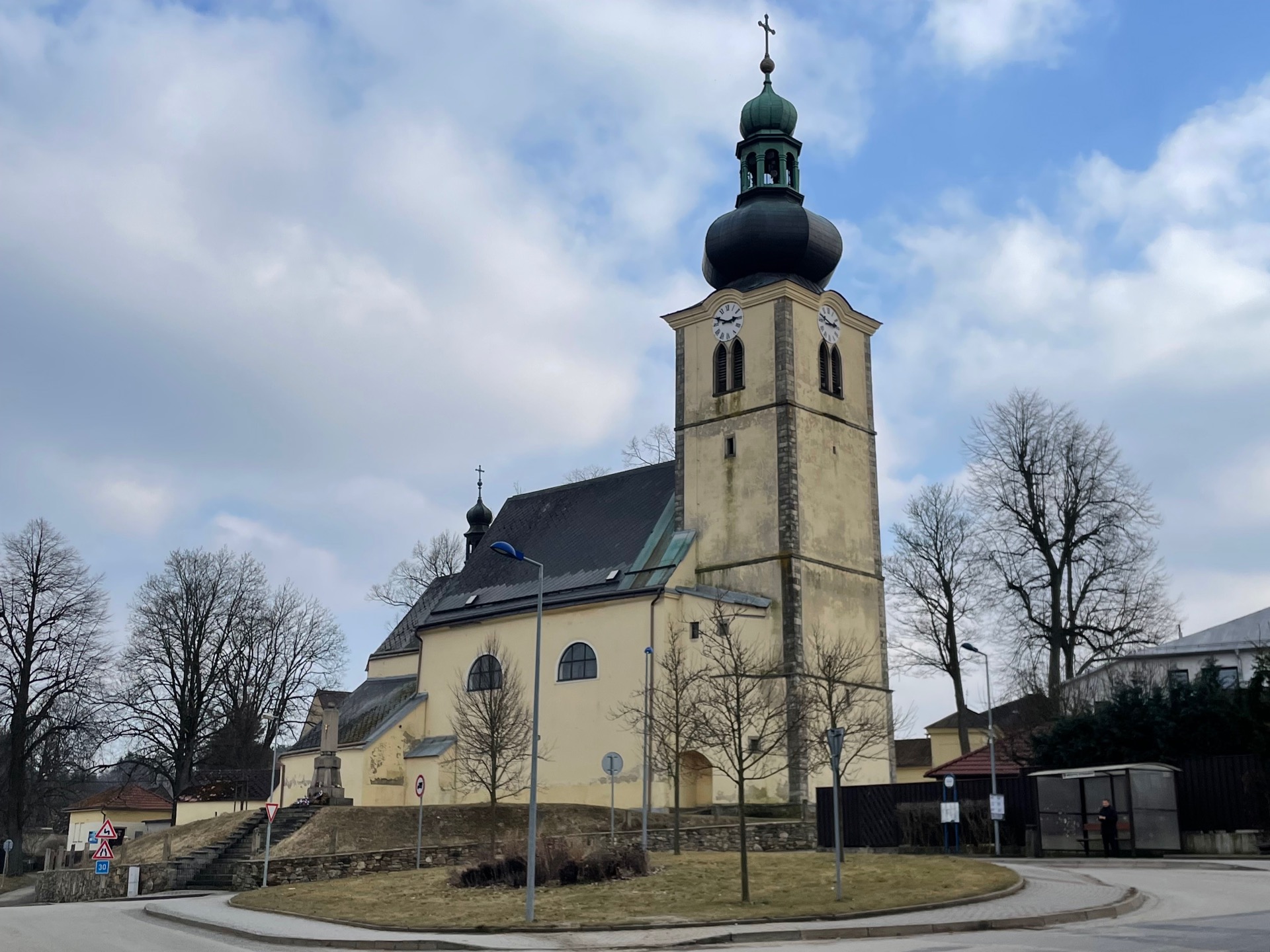 kolem kostela ve Stonařově