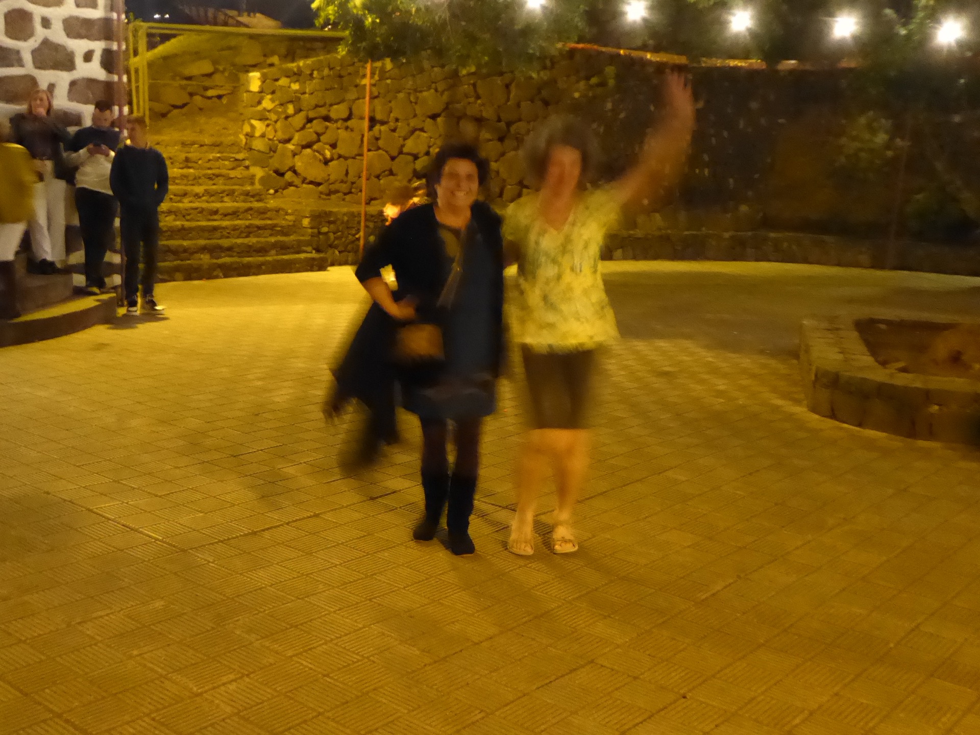 dámy tančí příliš rychle