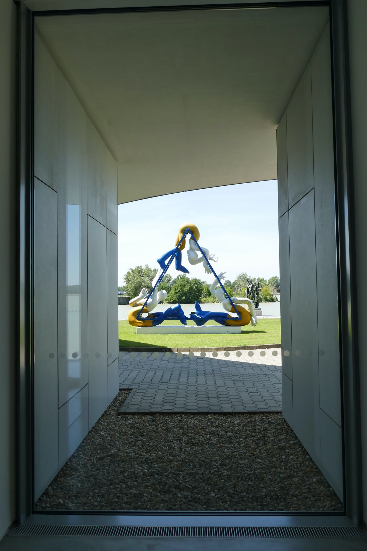 průhledy z budovy do exteriéru