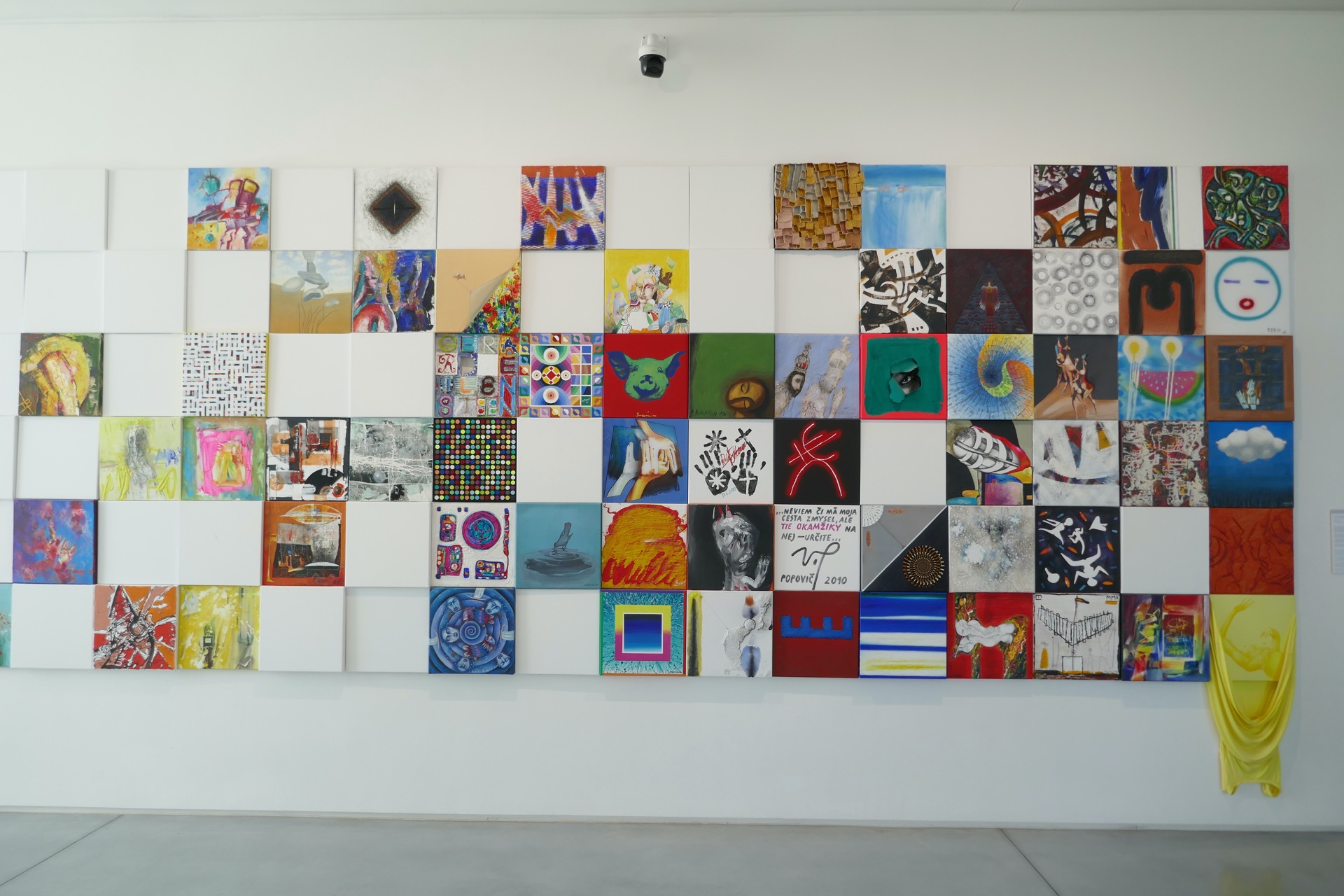 uvnitř je moderní umění