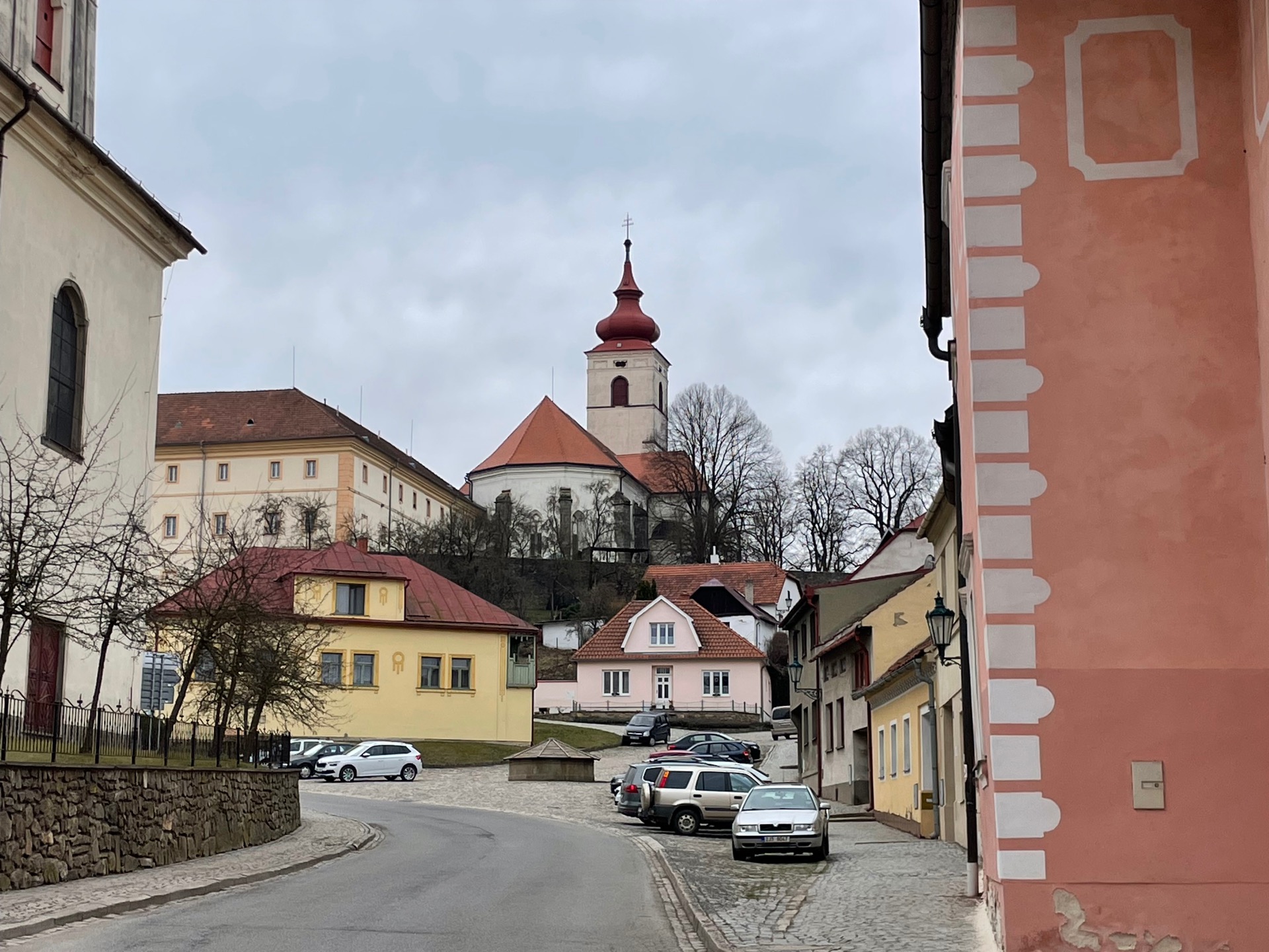 a s paulánským klášterem od náměstí