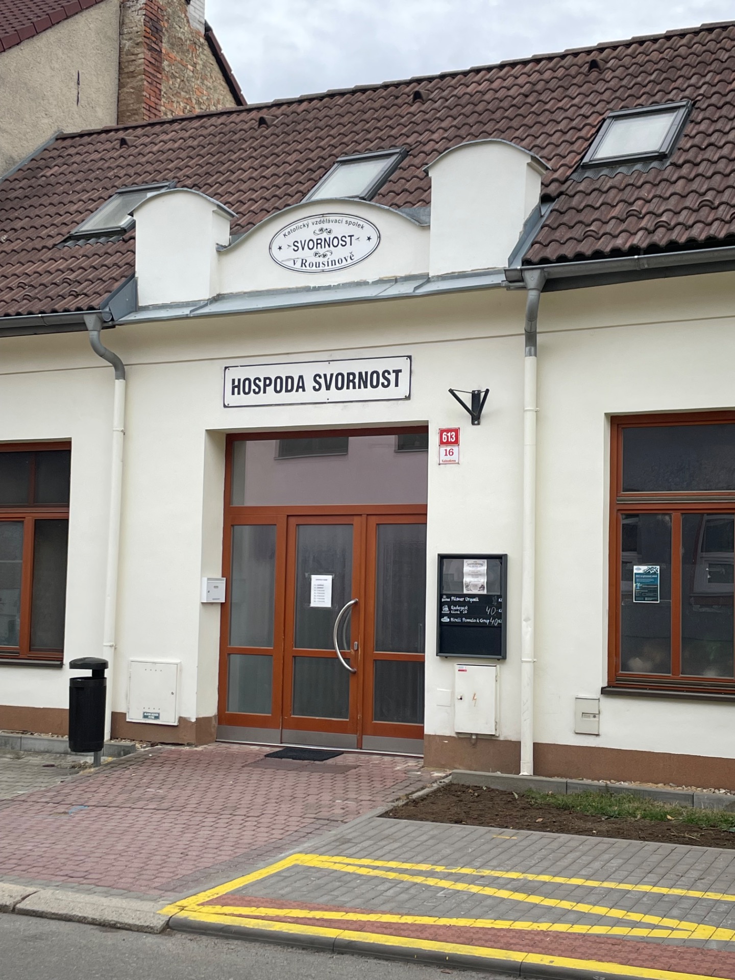 tady se vzdělávají místní katolíci